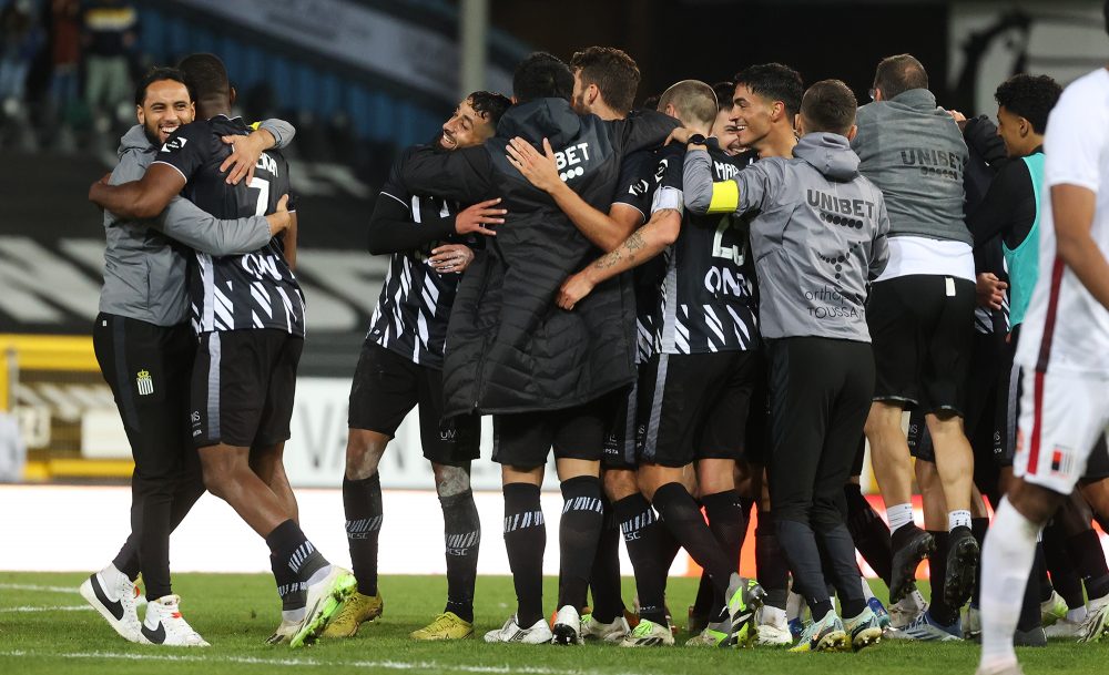Charleroi-Spieler feiern den Sieg gegen RWDM