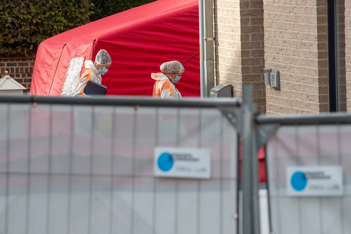 Der Tatort am Samstag: Die Anwaltskanzlei Flammee-Van Der Stichelen in Sint-Lievens-Houtem (Bild: Nicolas Maeterlinck/Belga)