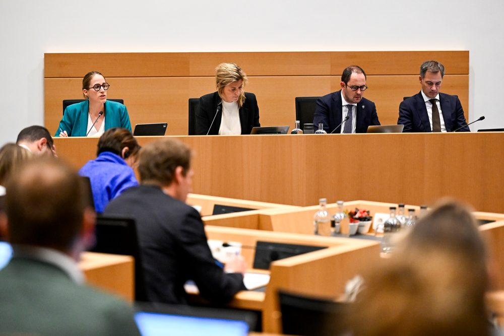 Staatssekretärin Nicole de Moor, Innenministerin Annelies Verlinden, Justizminister Vincent Van Quickenborne und Premier Alexander De Croo im Kammerausschuss (Bild: Dirk Waem/Belga)