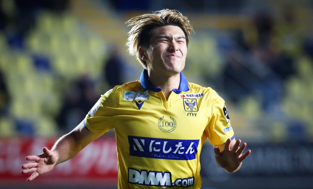 Daiki Hashioka von Sint Daiki Hashioka feiert sein Tor für Sint-Truiden (Bild: Virginie Lefour/Belga)