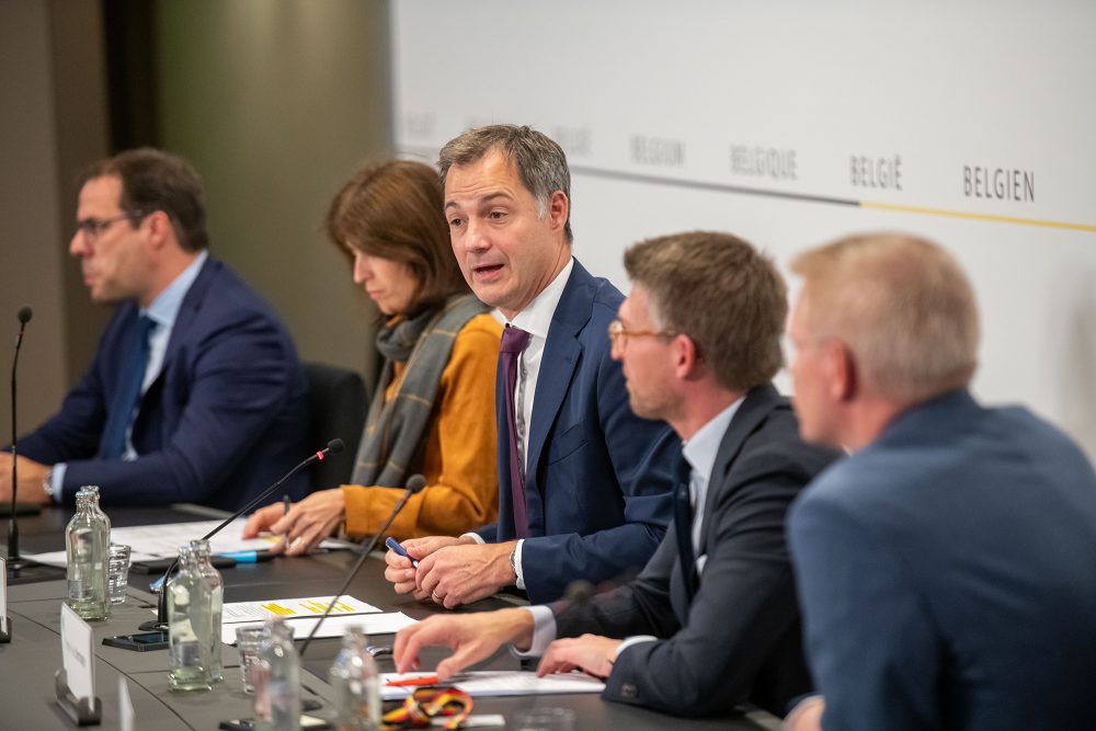 Pressekonferenz am Montagabend mit Premier De Croo (Bild: Jonas Roosens/Belga)