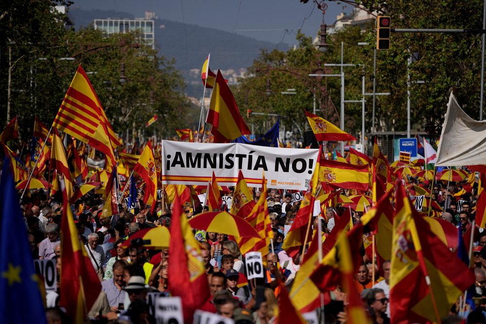 Demo in Barcelona gegen Pläne einer eventuellen Amnestie für katalanische Separatisten (Bild: Pau Barrena/AFP)