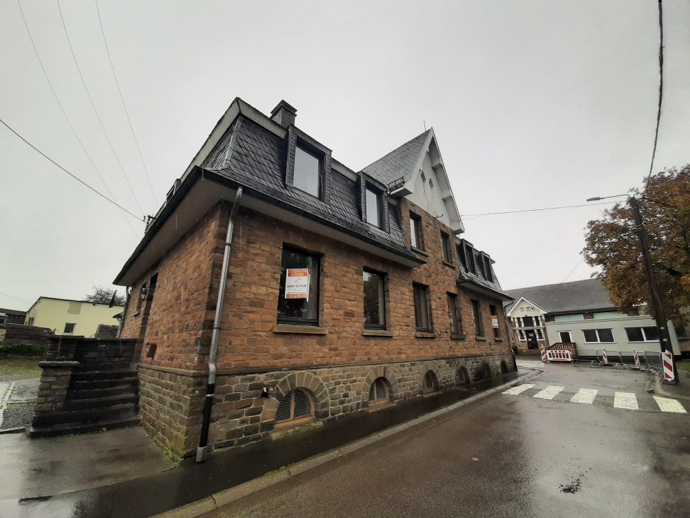 Das Doppelhaus der früheren Lehrerwohnungen am Wittumhof in Büllingen steht zum Verkauf (Bild: Stephan Pesch/BRF)