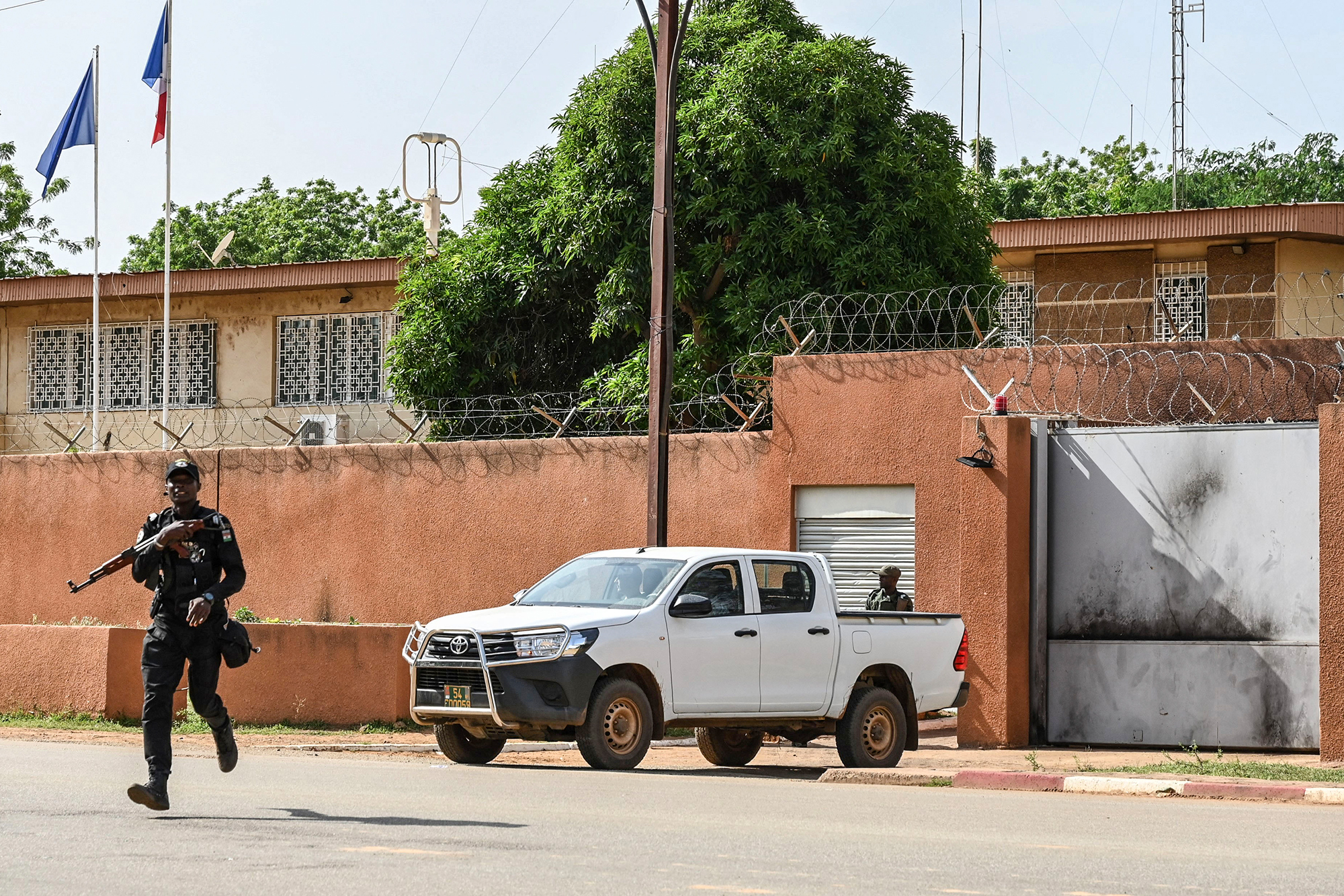 Die französische Botschaft in Nigers Hauptstadt Niamey am 28. August (Bild: AFP)