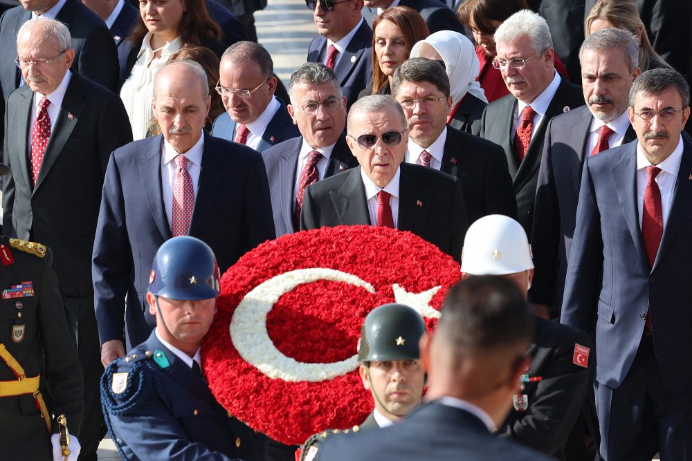 Der türkische Staatspräsident Erdogan (Mi.) und Staatsbeamte beim Besuch des Anitkabir, das Mausoleum des Republik-Gründers Mustafa Kemal Atatürk in Ankara (Bild: Adem Altan/AFP)