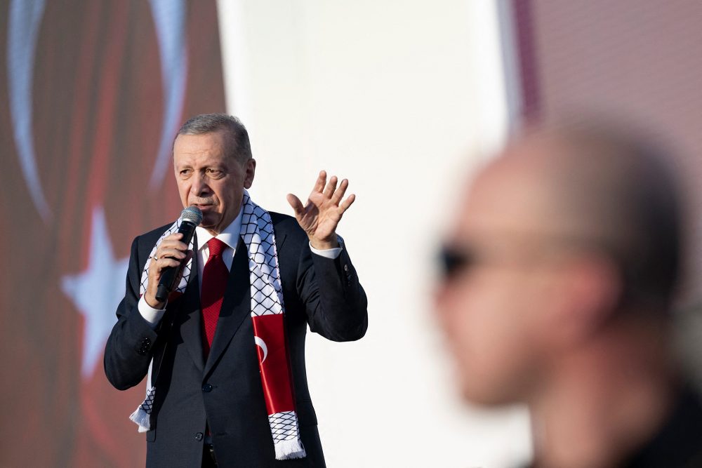 Der türkische Präsident Erdogan bei einer von seiner AKP-Partei organisierten Solidaritätskundgebung mit den Palästinensern in Istanbul (Bild: Yasin Akgul/AFP)