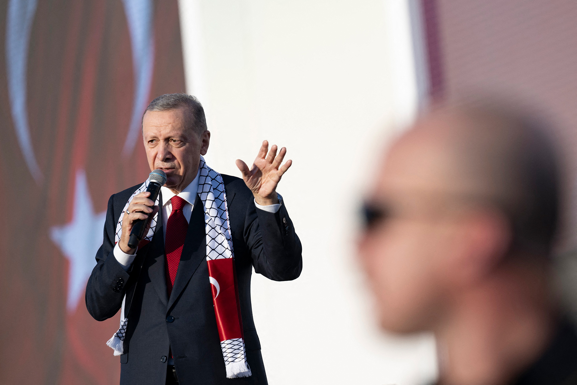 Der türkische Präsident Erdogan bei einer von seiner AKP-Partei organisierten Solidaritätskundgebung mit den Palästinensern in Istanbul (Bild: Yasin Akgul/AFP)
