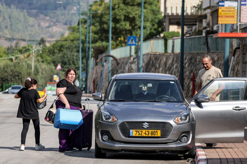 Einwohner verlassen die israelische Grenzstadt Kiriat Schmona (Bild: Jalaa Marey/AFP)