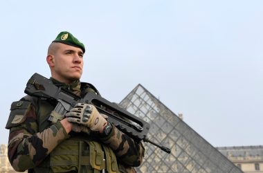 Soldat vor dem Louvre (Archivbild: Alain Jocard/AFP)