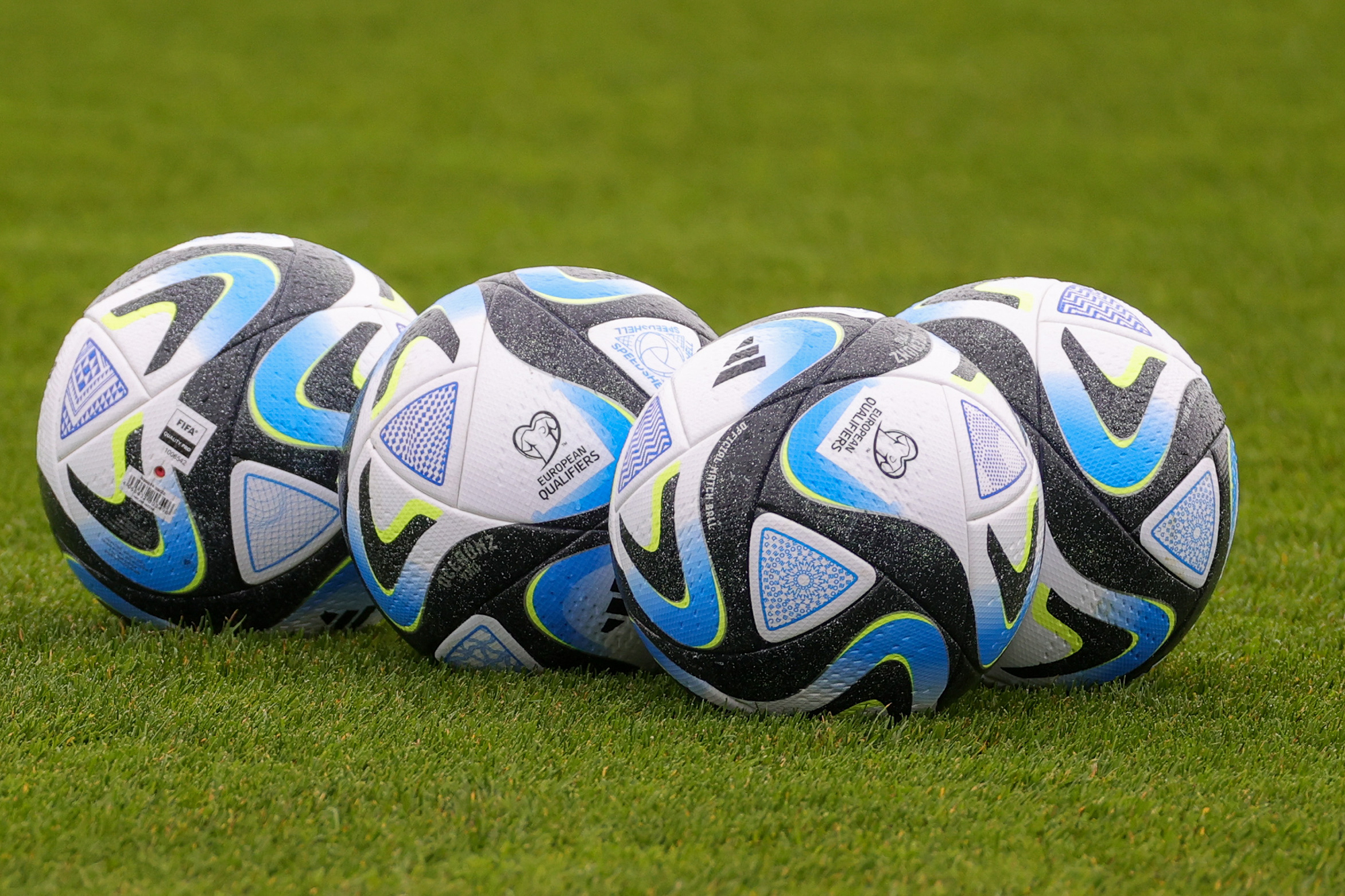 Die offiziellen Bälle für die Qualifikationsspiele zur Fußball-EM (Bild: Virginie Lefour/Belga)