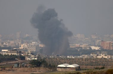 Rauchwolke über dem Gazastreifen am Sonntagmorgen (Bild: Jack Guez/AFP)