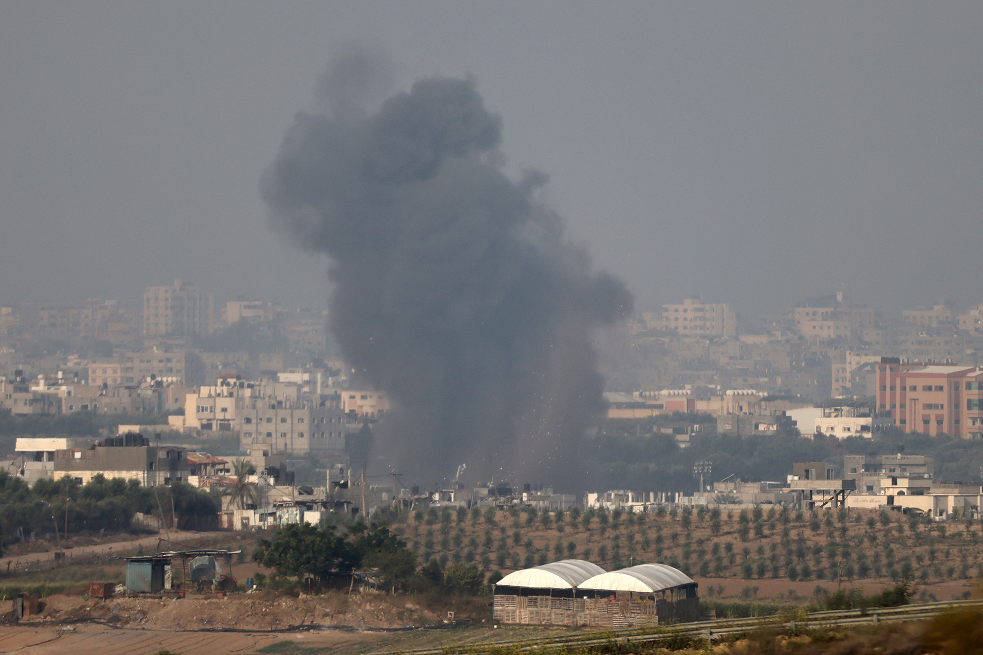 Rauchwolke über dem Gazastreifen am Sonntagmorgen (Bild: Jack Guez/AFP)