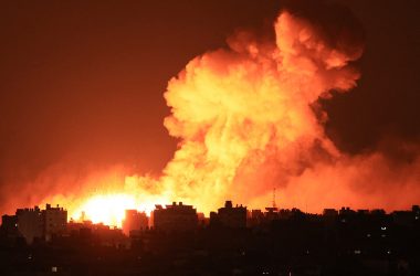 Rauch über Gaza-Stadt während eines israelischen Luftangriffs am Dienstag (Bild: Mahmud Hams/AFP)