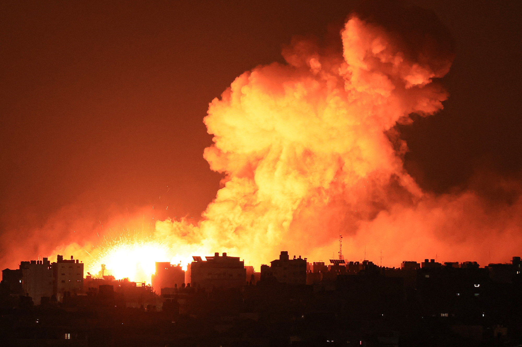 Rauch über Gaza-Stadt während eines israelischen Luftangriffs am Dienstag (Bild: Mahmud Hams/AFP)