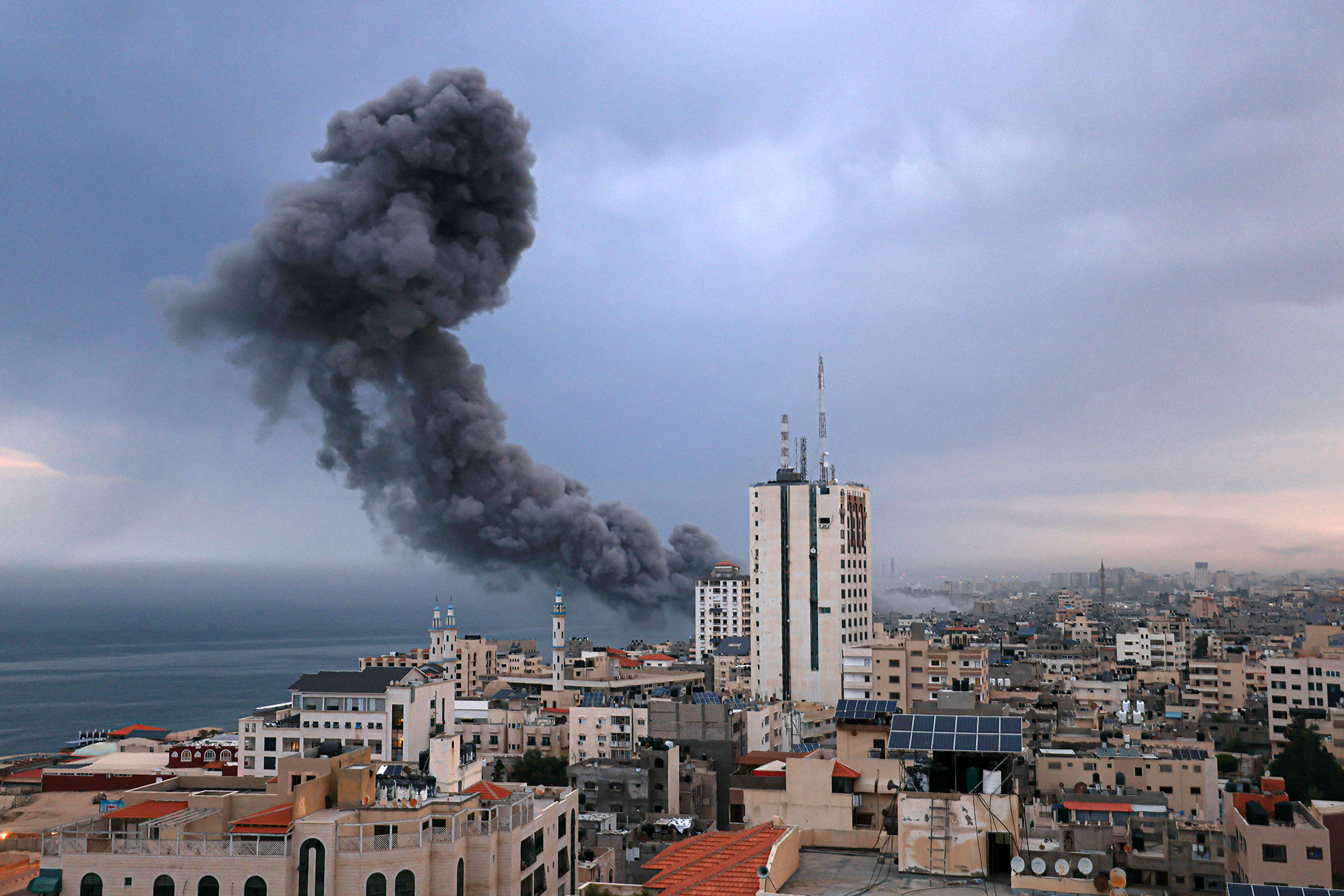 Rauch über Gaza-Stadt während eines israelischen Luftangriffs am Montag (Bild: Mahmud Hams/AFP)