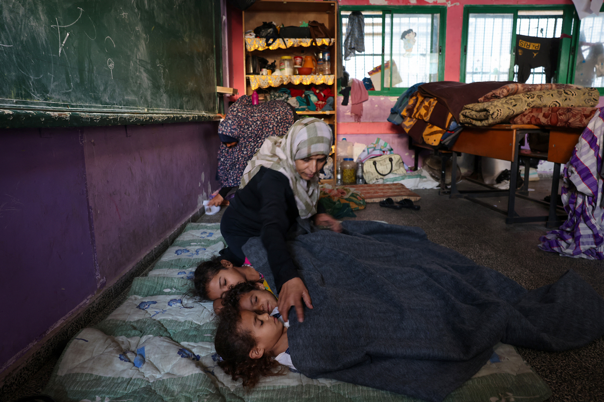 Palästinenserin mit ihren Kindern im Flüchtlingscamp Rafah im Süden des Gazastreifens (Bild: Mohammed Abed/AFP)