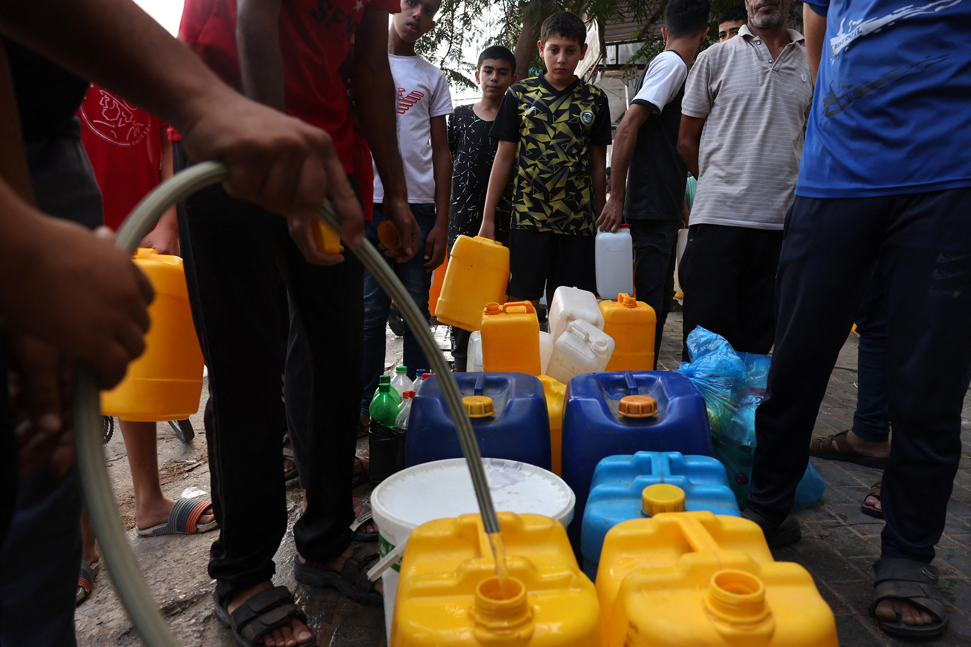 Trinkwasserverteilung im Flüchtlingscamp Rafah im Süden des Gazastreifens
