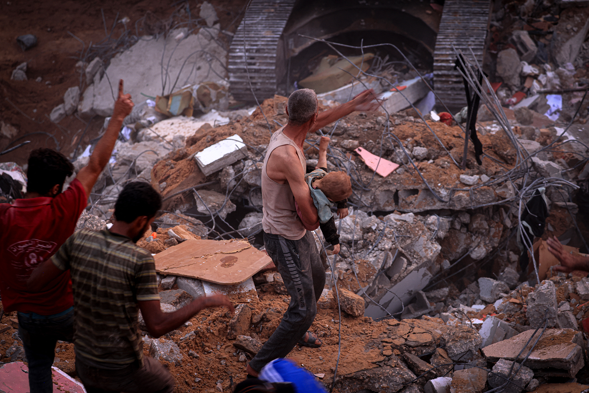 Ein durch einen israelischen Angriff zerstörtes Gebäude im Flüchtlingslager Nuseirat im zentralen Gazastreifen (Bild: Mahmud Hams/AFP)