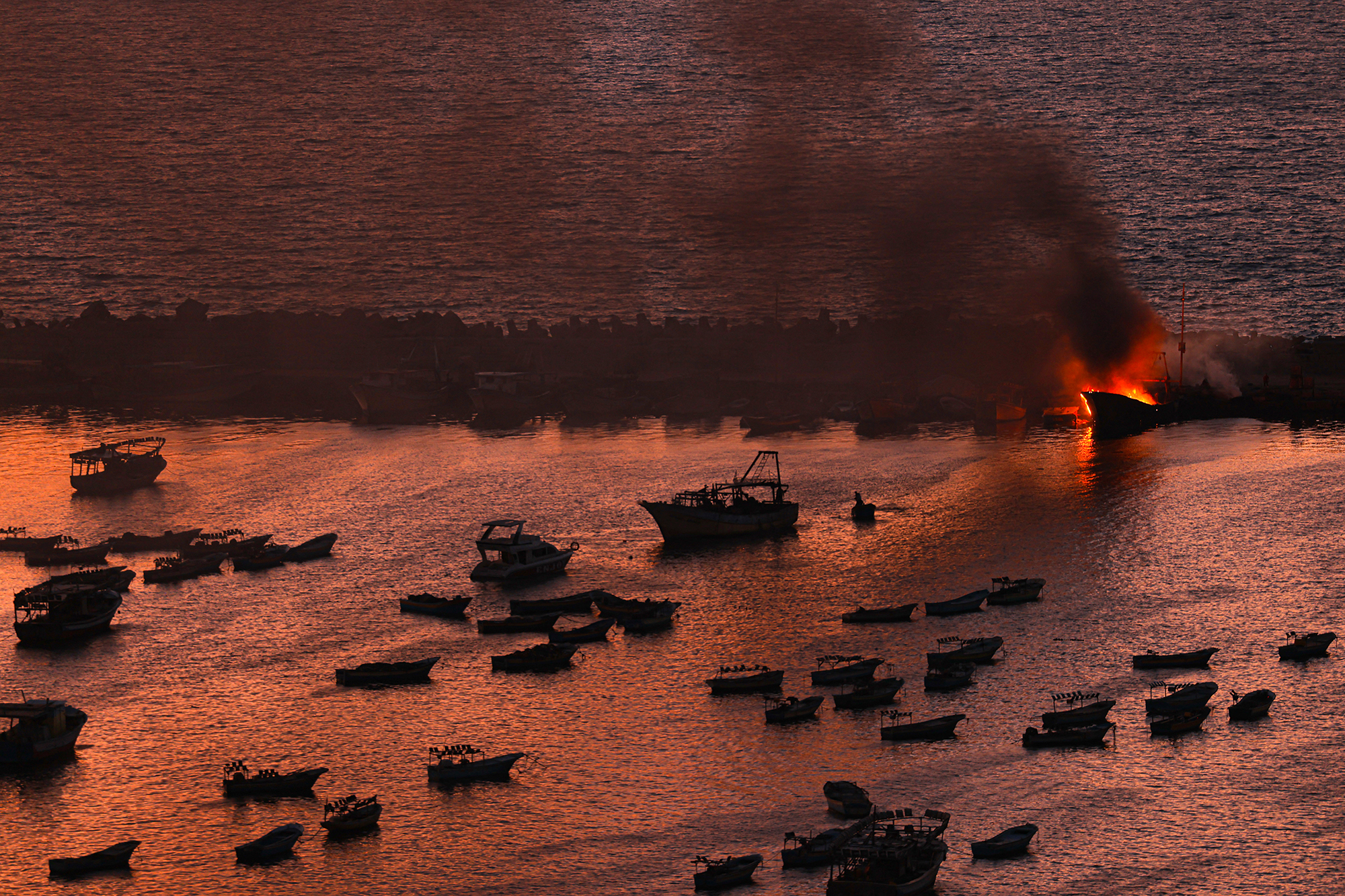 Brennendes Boot im Hafen von Gaza-Stadt am Dienstag (Bild: Mahmud Hams/AFP)