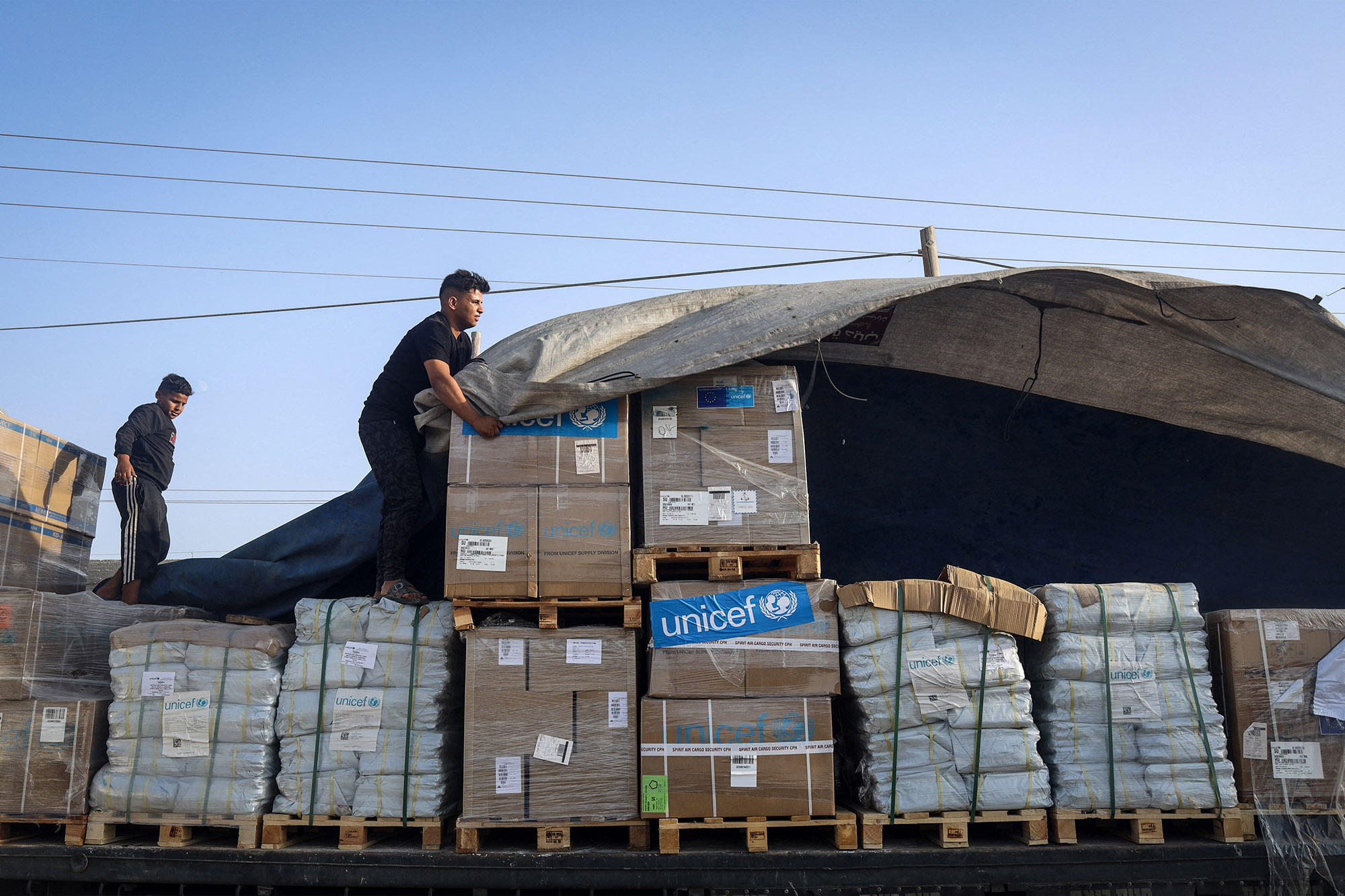 Entladen eines Lasters mit Hilfsgütern in Gaza