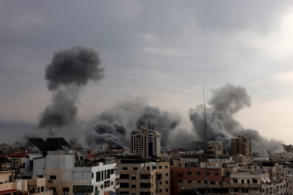 Rauch über Gaza-Stadt am Montag (Bild: Mohammed Abed/AFP)