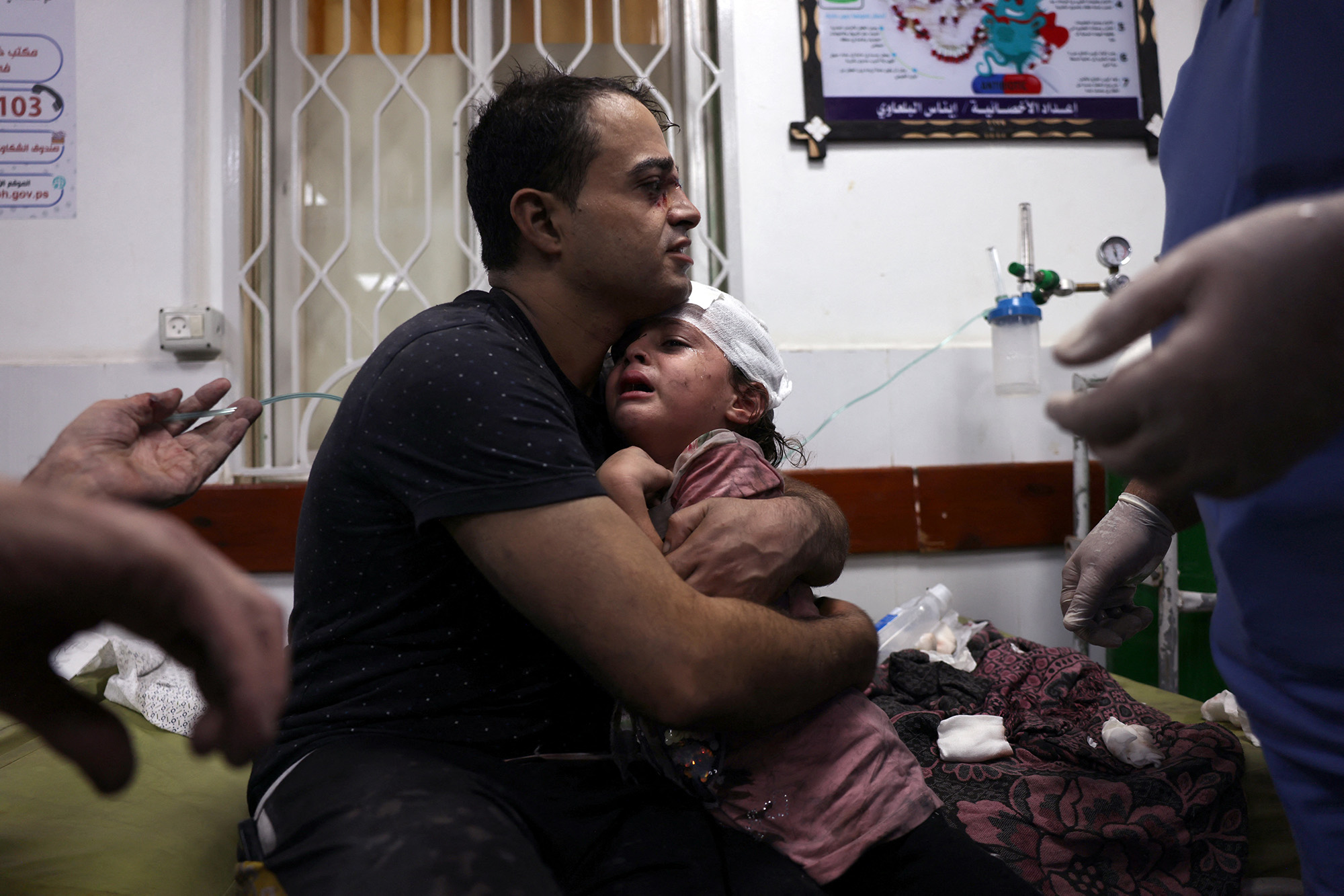 Vater mit seinem verletzten Kind in einem Krankenhaus im Süden des Gazastreifens (Bild: Said Khatib/AFP)