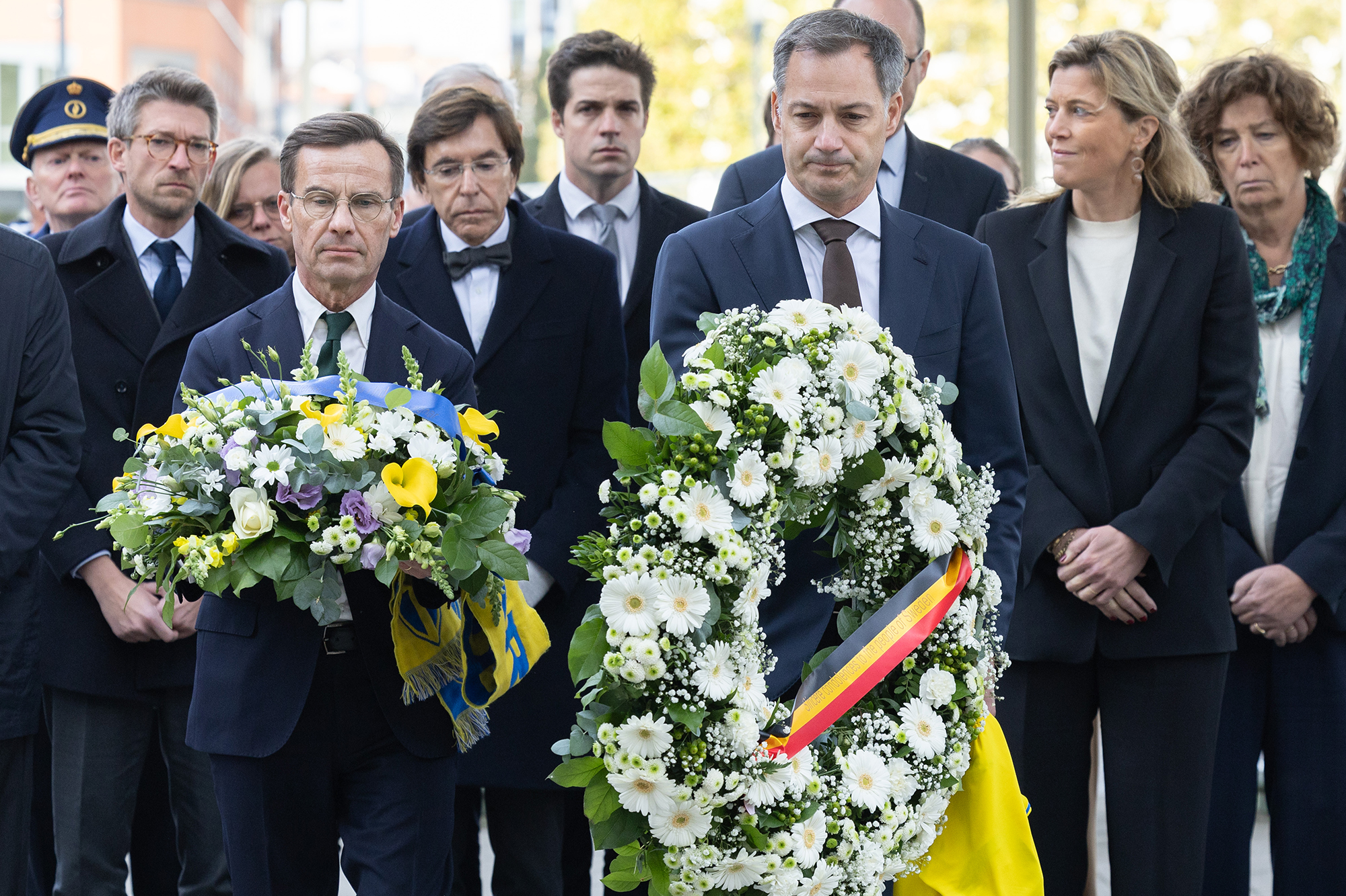 Gedenkfeier für die Opfer des Terroranschlags - der schwedische Premier Ulf Kristersson und Amtskollege Alexander De Croo legen Blumen nieder (Bild: Benoit Doppagne/Belga)