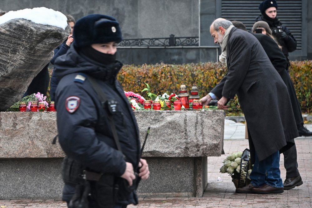 Menschen legen Blumen am Denkmal für die Opfer politischer Repressionen vor dem Hauptquartier des FSB (früher KGB) in Moskau nieder (Bild: Alexander Nemenov/AFP)