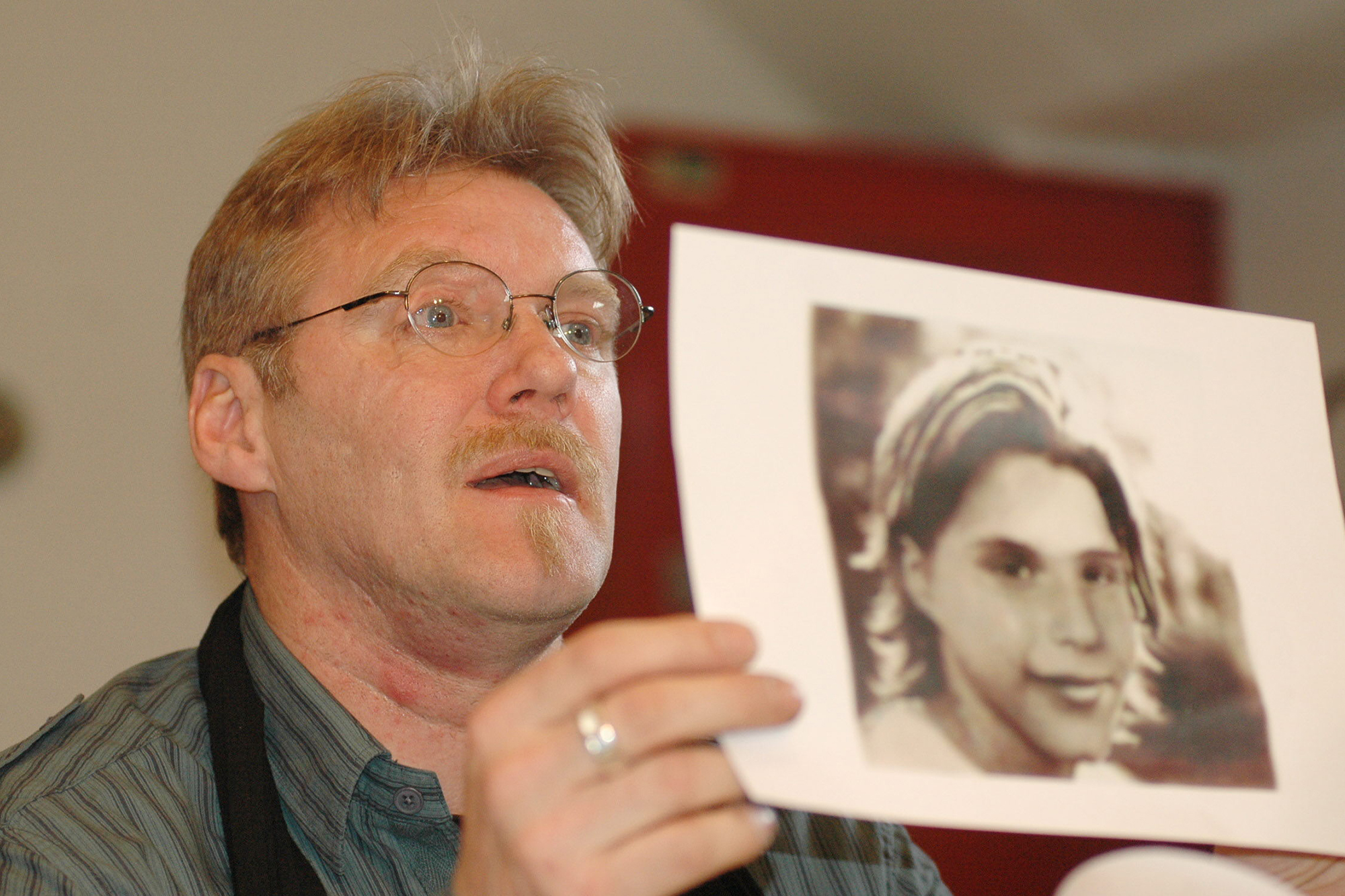 Februar 2006: Vater Eric Geijsbregts zeigt eine Fotomontage von Nathalie, wie sie mit 25 aussehen könnte (Bild: Jacques Collet/Belga)