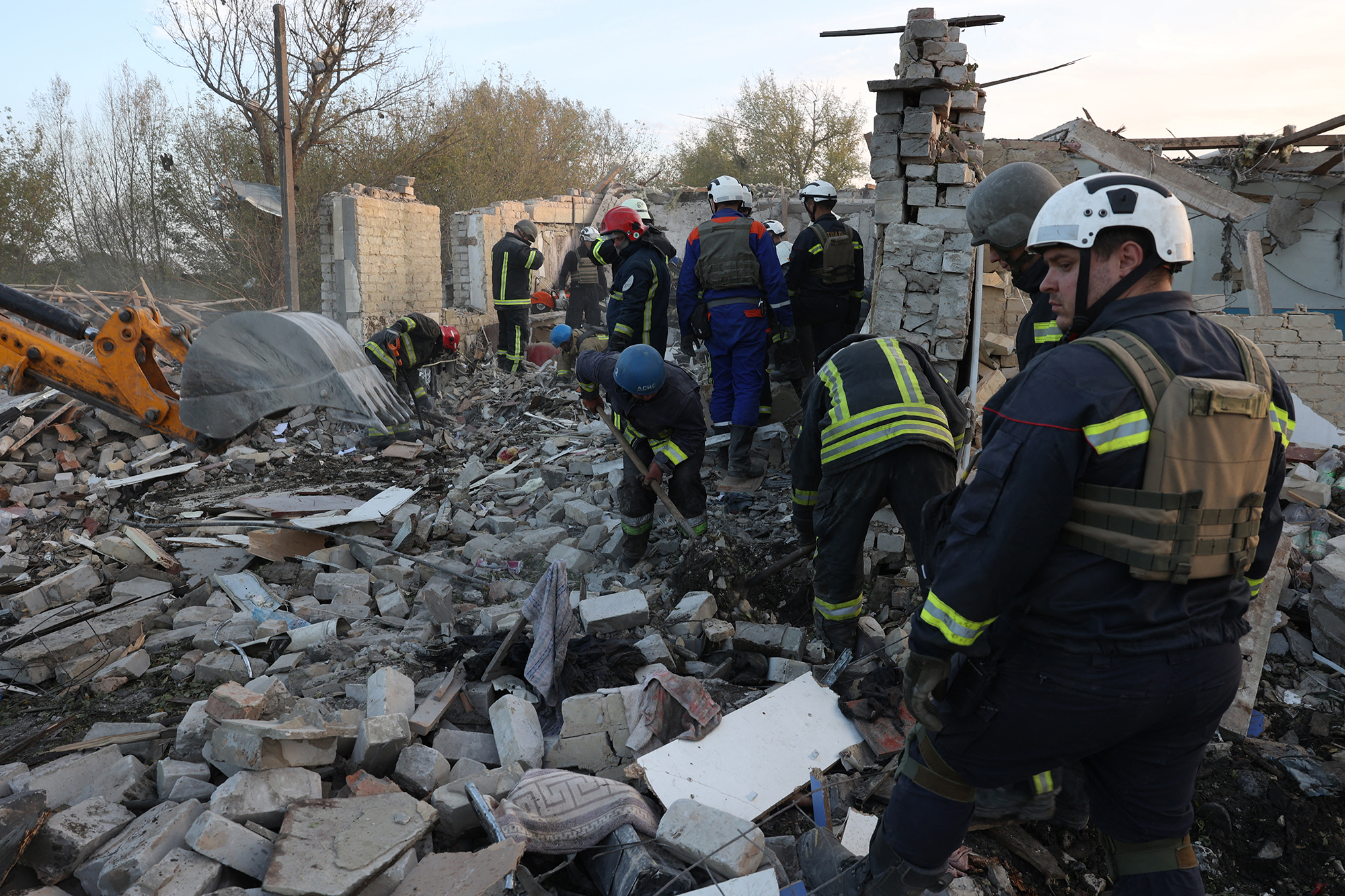 Ukrainische Rettungskräfte nach dem russischen Angriff im Dorf Hroza in der Ostukraine (Bild: Anatolii Stepanov/AFP)