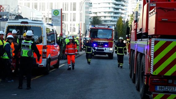 Schwerer Unfall auf Hamburger Baustelle (Bild: Stringer/News5/AFP)