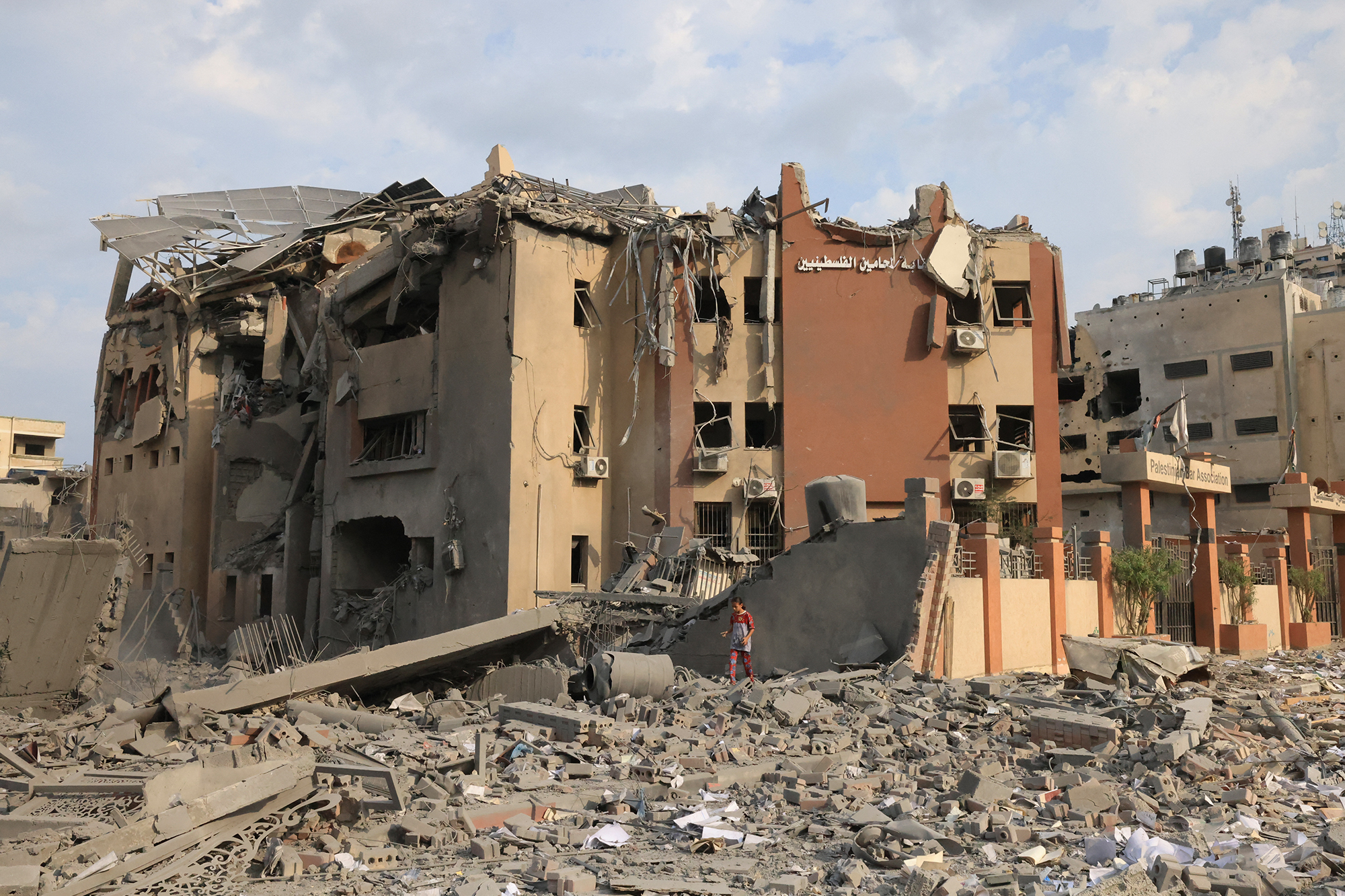 Ein nach israelischen Luftangriffen schwer beschädigtes Gebäude in Gaza-Stadt (Bild: Mahmud Hams/AFP)
