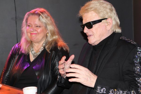 Heino, neben ihm steht Sängerin Anita Hegerland
