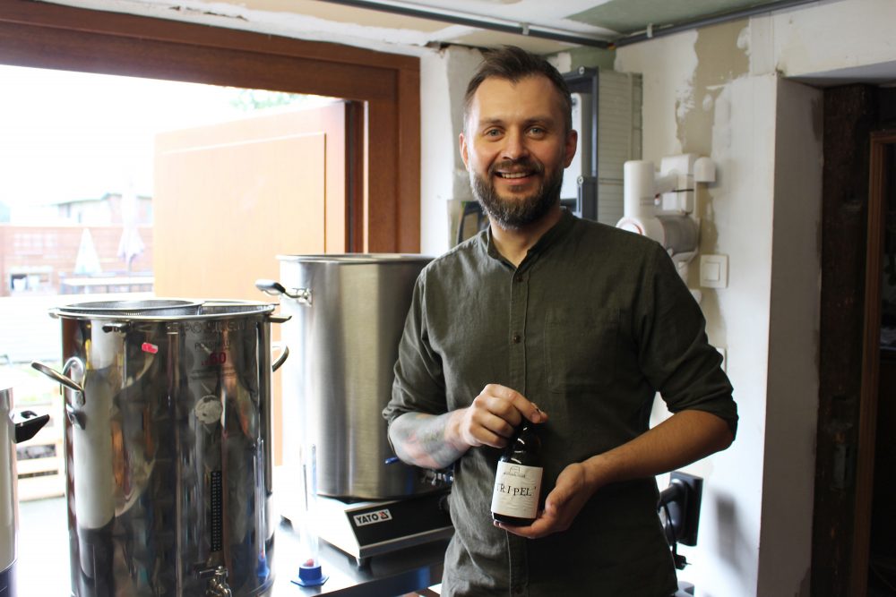 Mateusz Kusmierzak braut in seiner Garage in Kettenis-Libermé (Bild: Katrin Margraff/BRF)