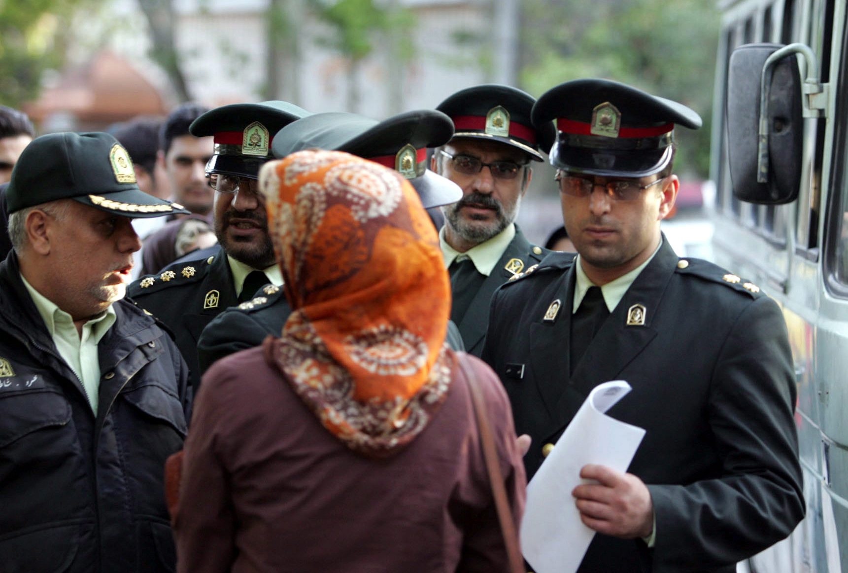 Frau mit Kopftuch und Polizei in Theran (Bild: Abedin Taherkenareh/EPA)