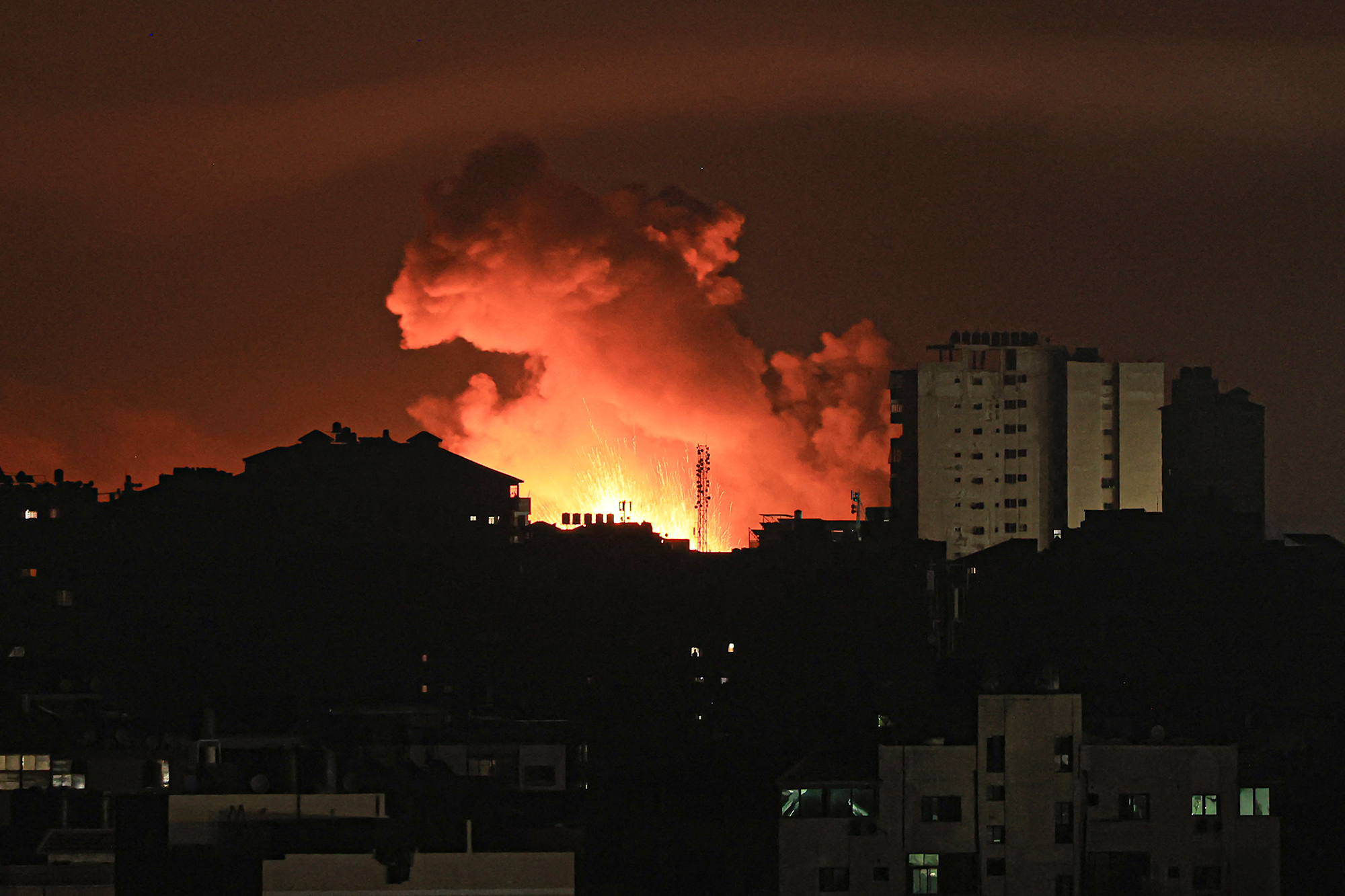 Brand in Gaza-Stadt nach einem israelischen Raketenangriff am 13. Oktober (Bild: Mahmud Hams/AFP)