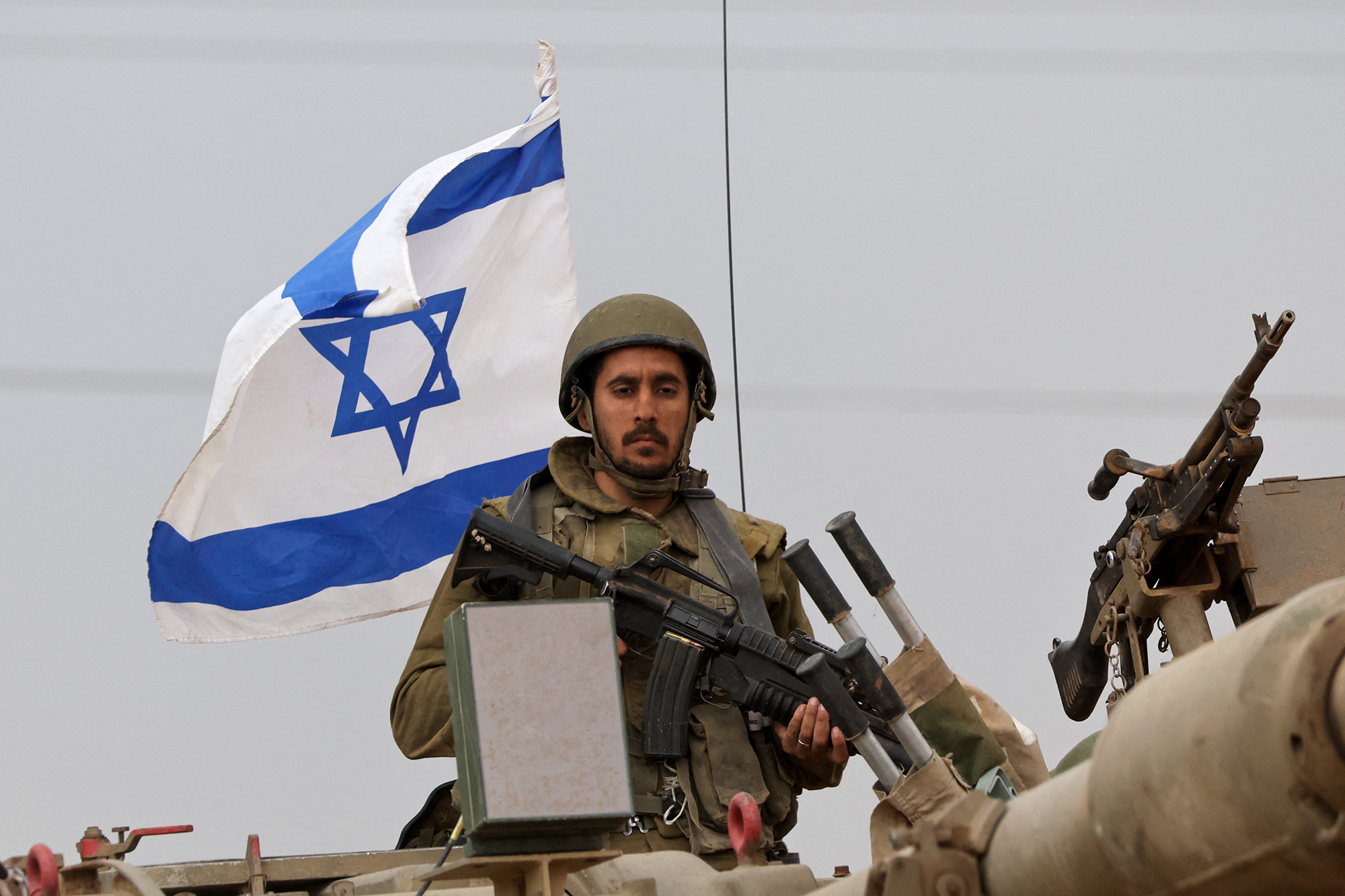 Israelischer Soldat am Montag nahe der Grenze zum Gazastreifen (Bild: Jack Guez/AFP)