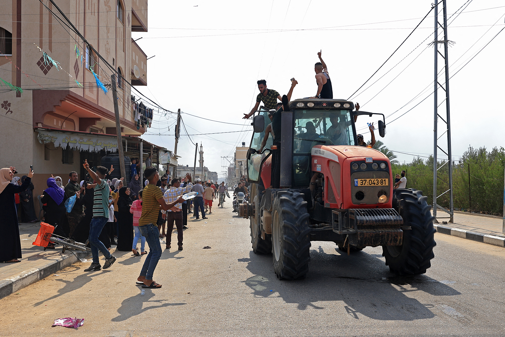 Palästinenser auf beschlagnahmtem israelischen Traktor