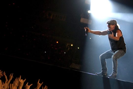 Brian Johnson bei einem AC/DC-Konzert in Sevilla (Archivbild: Jose Manuel Vidal/EPA)