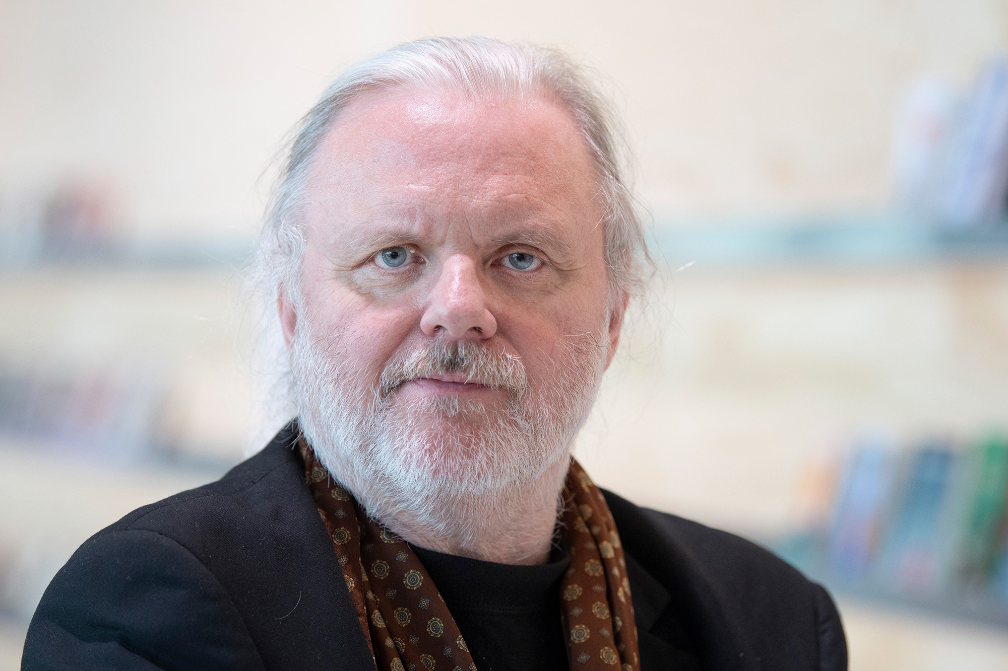 Der norwegische Autor Jon Fosse erhält den Literatur-Nobelpreis (Bild: Boris Roessler/AFP)