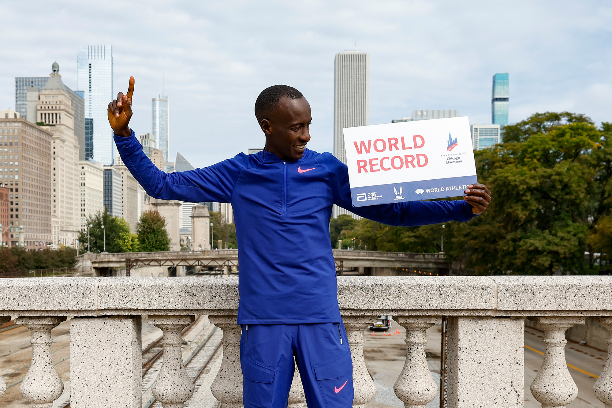 Kelvin Kiptum läuft neuen Marathon-Weltrekord (Bild: Kamil Krzaczynski/AFP)