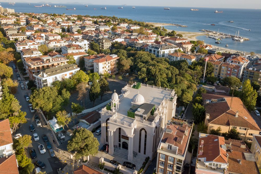 Luftaufnahme der neuen syrisch-orthodoxen Mor-Ephrem-Kirche in Istanbul (Bild: Yasin Akgul/AFP)