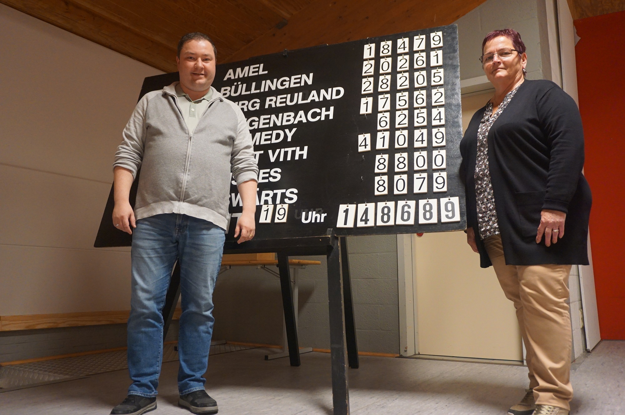 Sind stolz auf das Ergebnis: Danny Müller und Monika Schröder-Reuter von der VoG Hilfe für Krebskranke im Süden Ostbelgiens (Bild: Stephan Pesch/BRF)