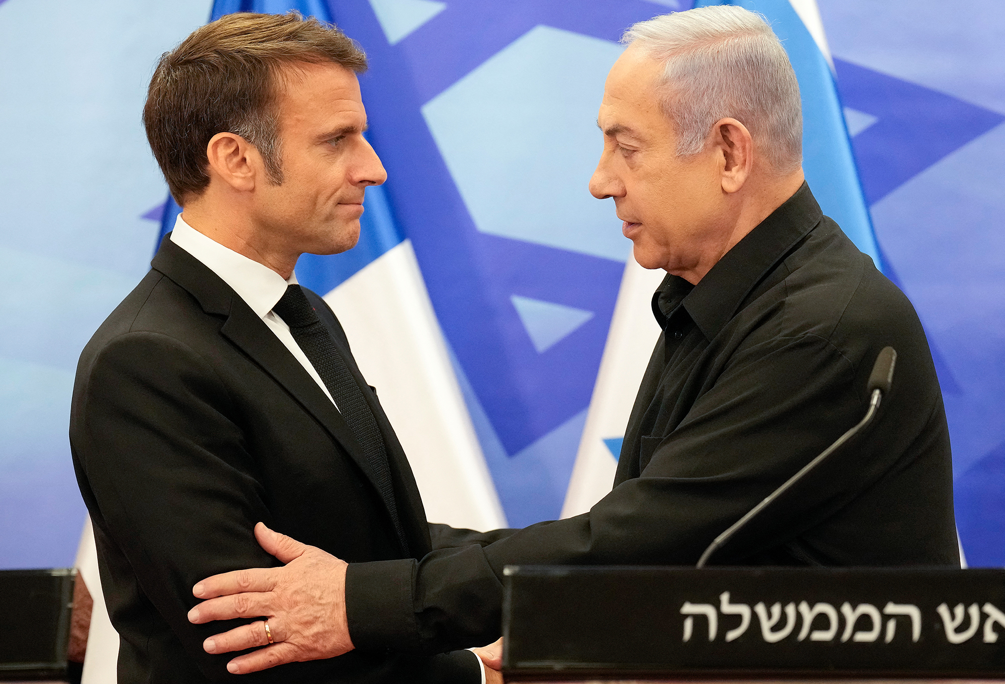 Frankreichs Präsident Macron und der israelische Ministerpräsident Netanjahu am Dienstag in Tel Aviv (Bild: Christophe Ena/Pool/AFP)