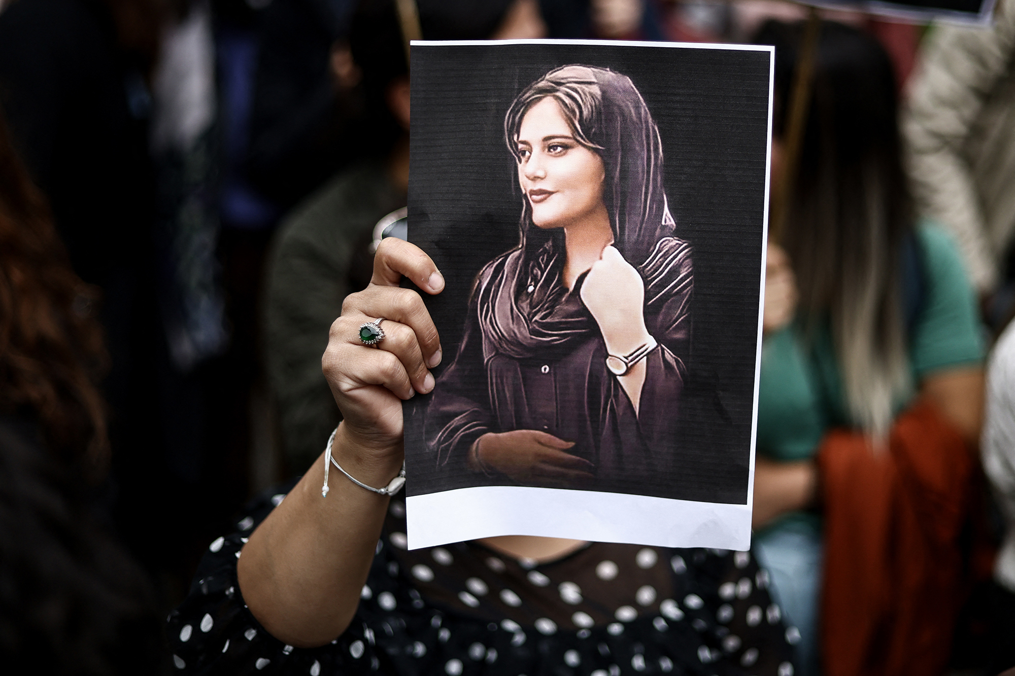 Porträt von Mahsa Amini bei einer Demonstration in Brüssel im September 2022 (Bild: Kenzo Tribouillard/AFP)