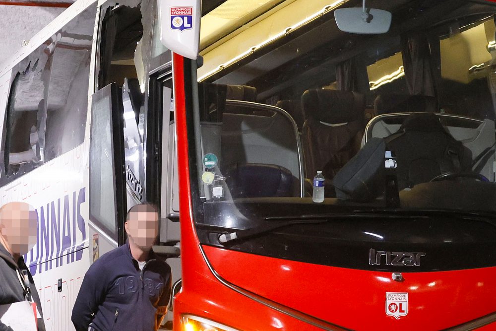 Bei dem Mannschaftsbus von Lyon ist eine Scheibe komplett zerbrochen und eine weitere beschädigt (Bild: Christophe Simon/AFP)