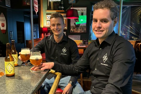 Das "96er" von Martin Mertes und Gregory Peters gibt es unter anderem im Pub in Bütgenbach (Bild: Katrin Margraff/BRF)