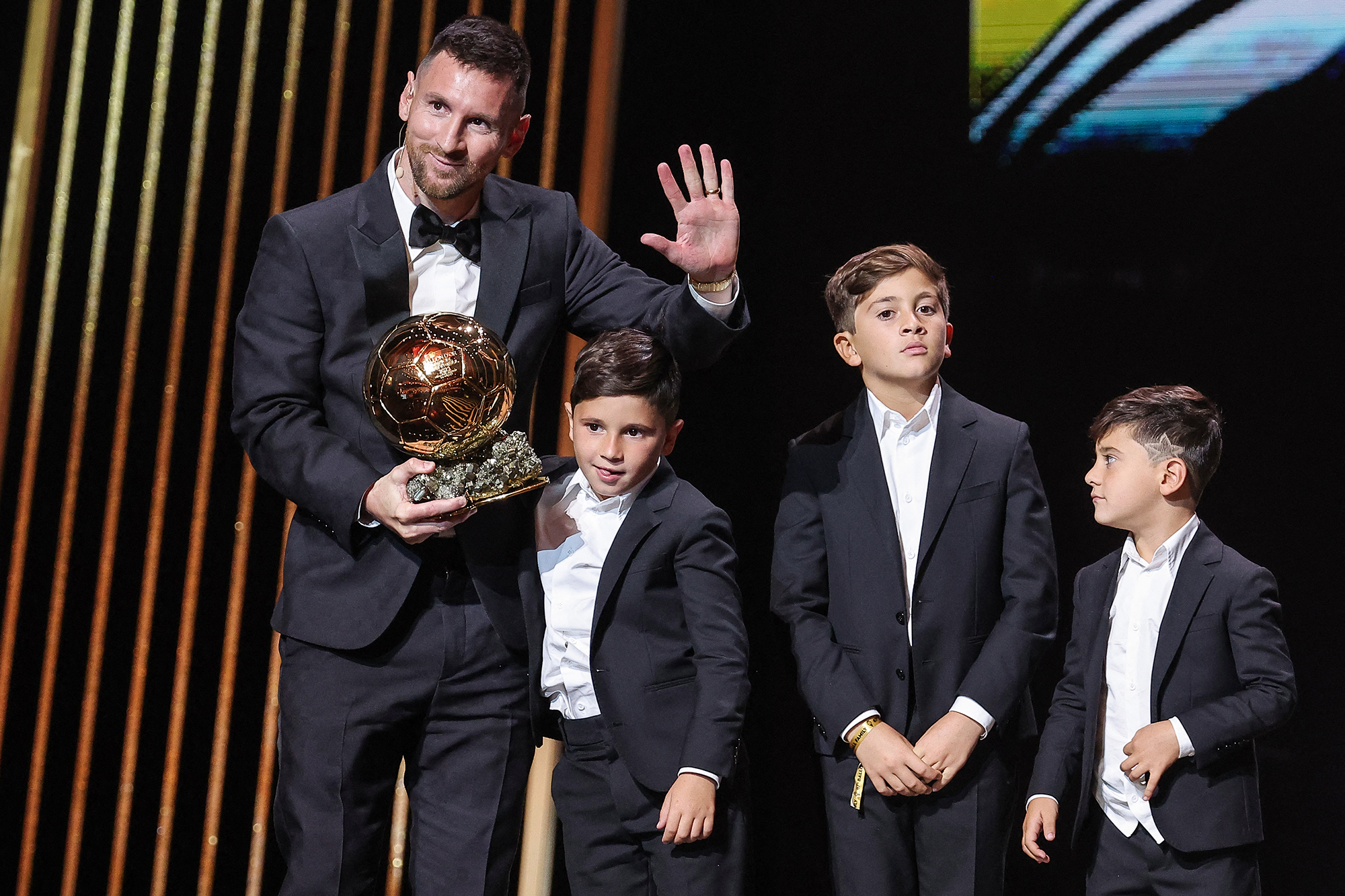 Lionel Messi mit seinen Kindern bei der Preisverleihung am Montagabend in Paris (Bild: Franck Fife/AFP)