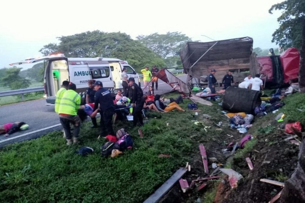 Einsatzkräfte bei der Rettung von Migranten nach einem Lkw-Unfall in Pijijiapan im mexikanischen Bundesstaat Chiapas (Bild: Handout/Pijijiapan's Civil Protection/AFP)