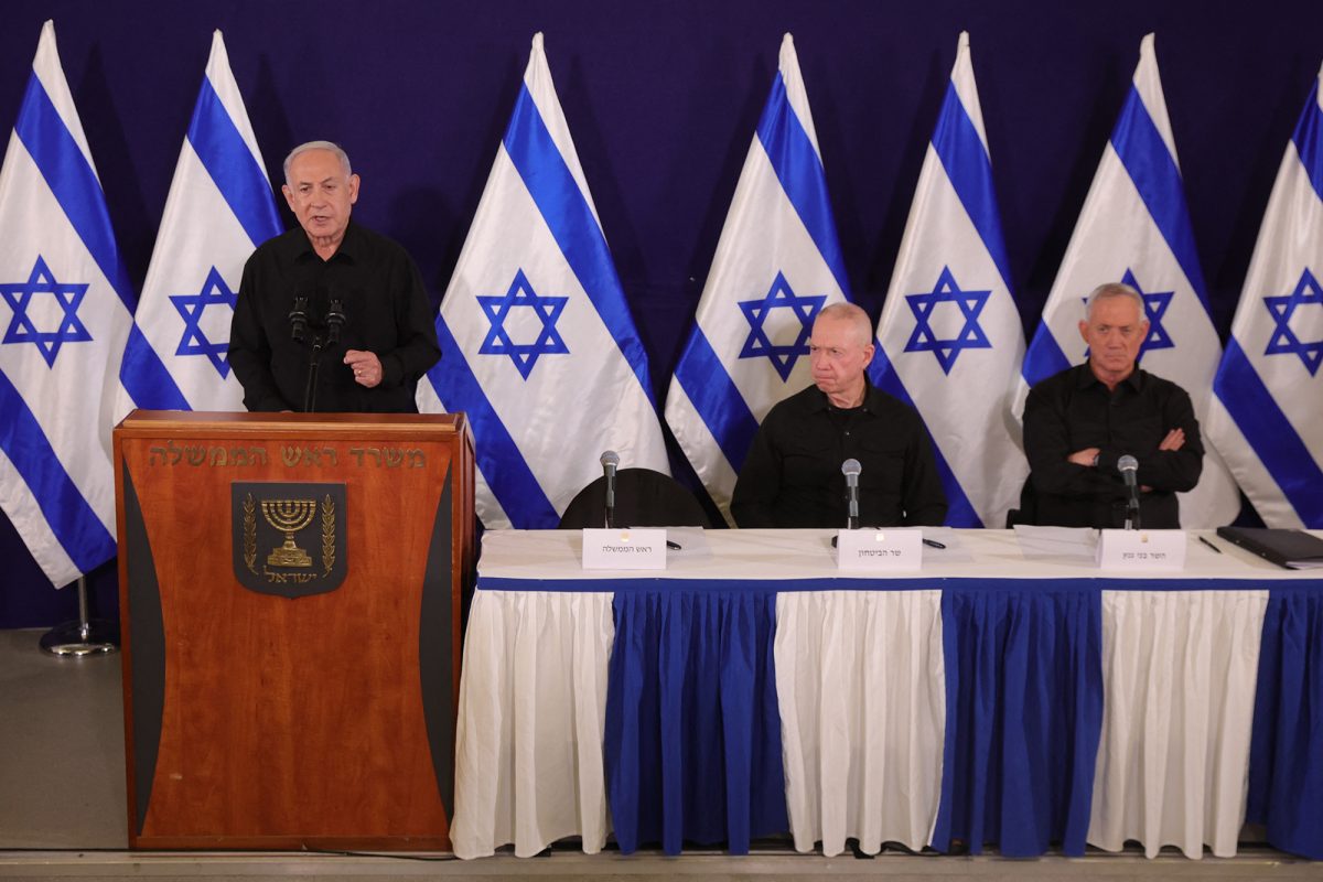 Der israelische Premierminister Benjamin Netanjahu (li.), Verteidigungsminister Yoav Gallant (Mi.) und Kabinettsminister Benny Gantz (re.) bei der Pressekonferenz (Bild: Abir Sultan/Pool/AFP)